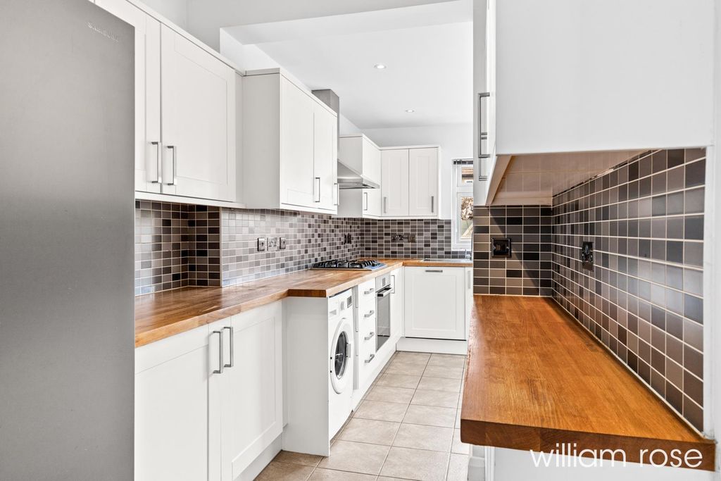 Property photo 3 of 21 Fairway_15.Jpg