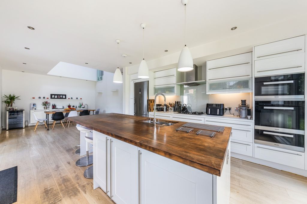 Property photo 3 of 32