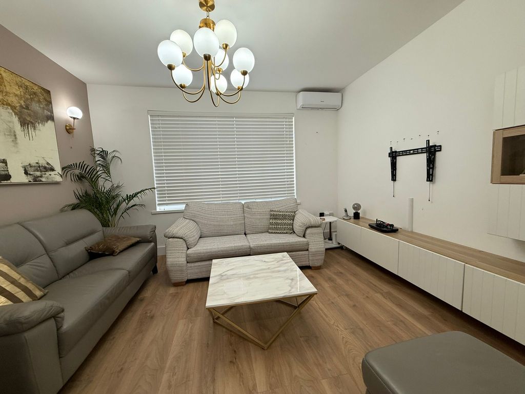 Property photo 1 of 13 Three Bedroom House Ideal For Working Families - Seven King