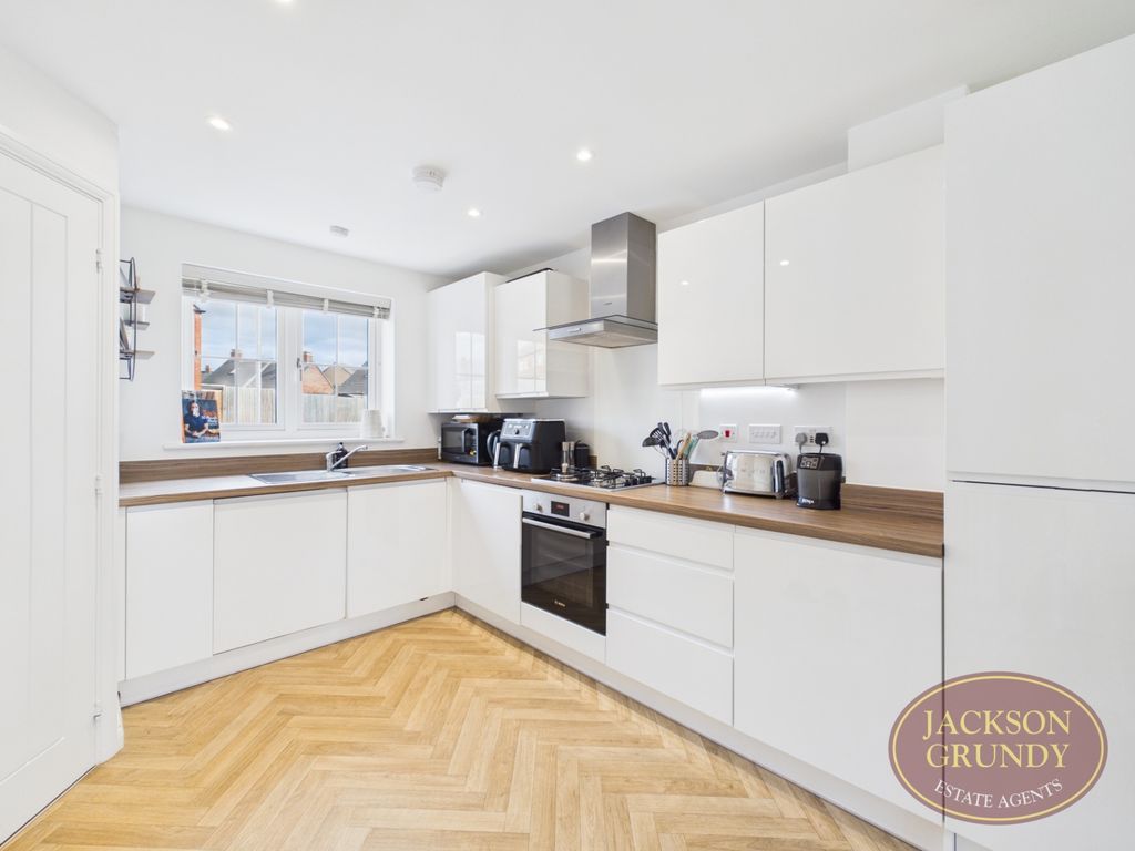 Property photo 2 of 11 Chestnut Lane