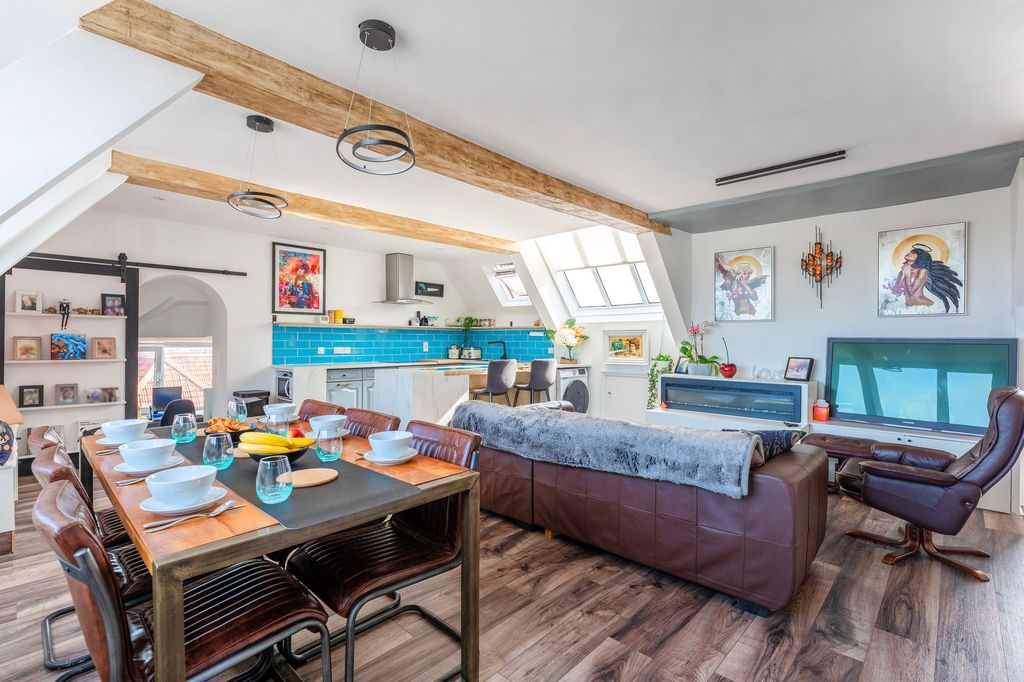 Property photo 3 of 23