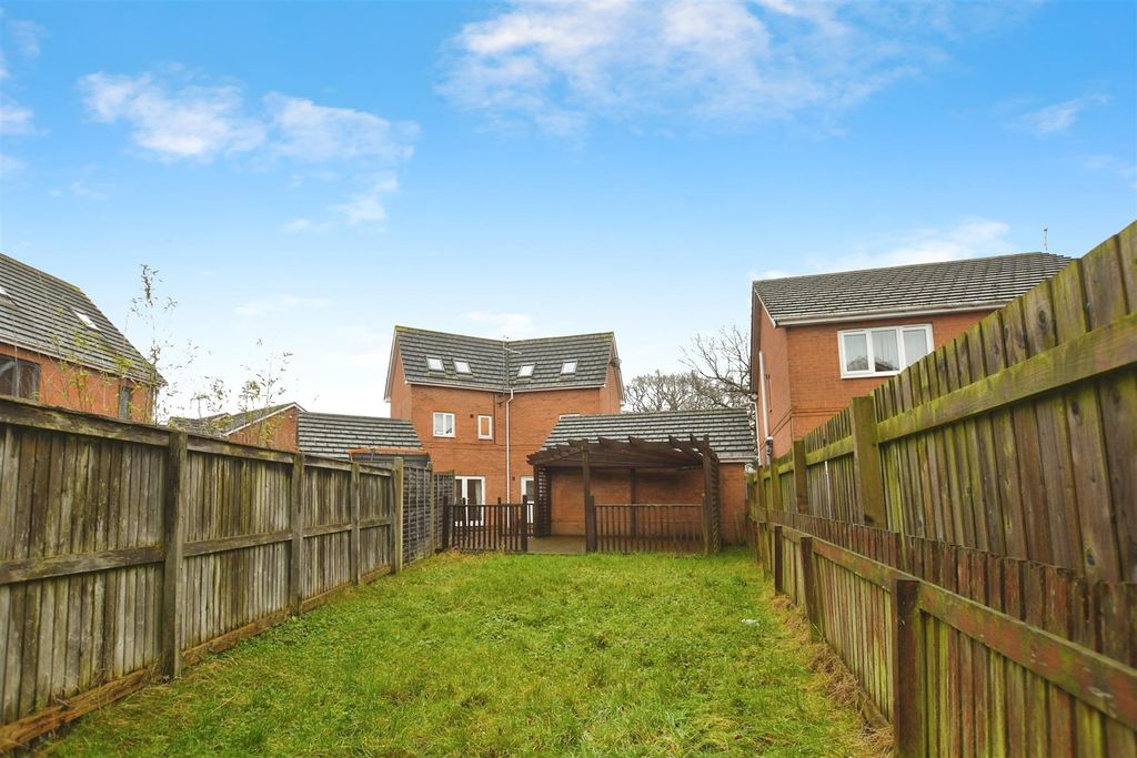 Property photo 3 of 25 Gardens