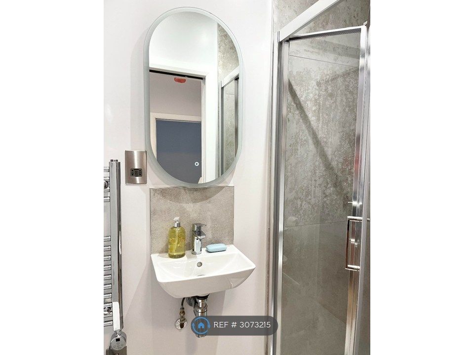 Property photo 3 of 20 En Suite Shower & Toilet
