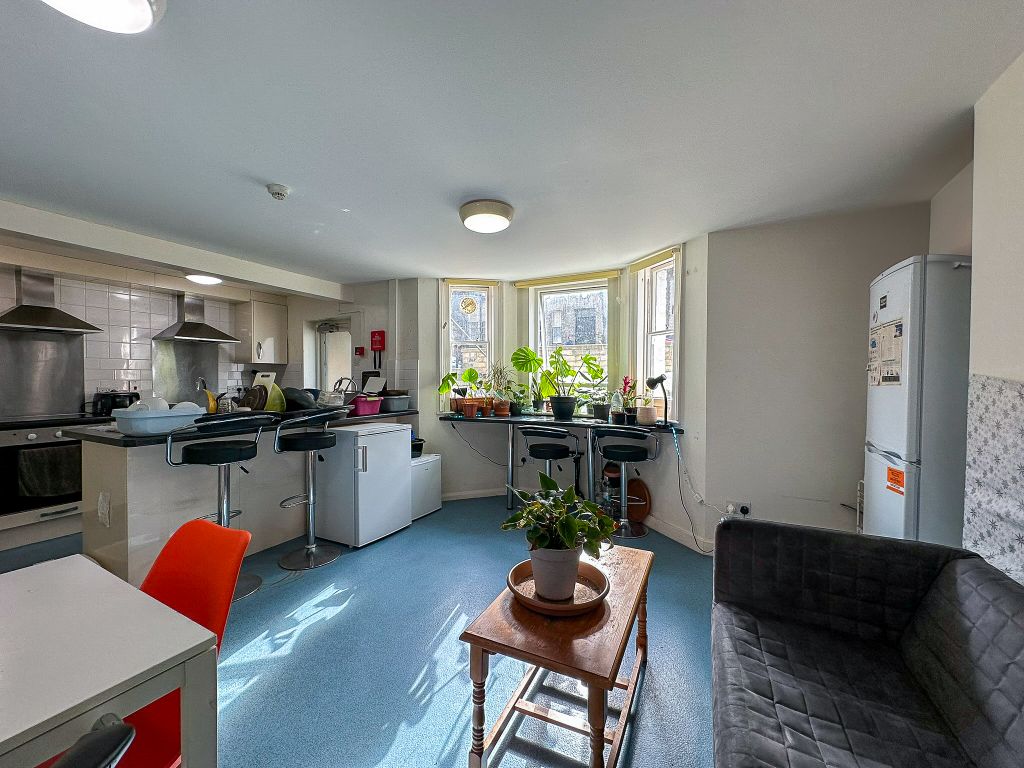 Property photo 3 of 13 Communal Kitchen Living Space (3)