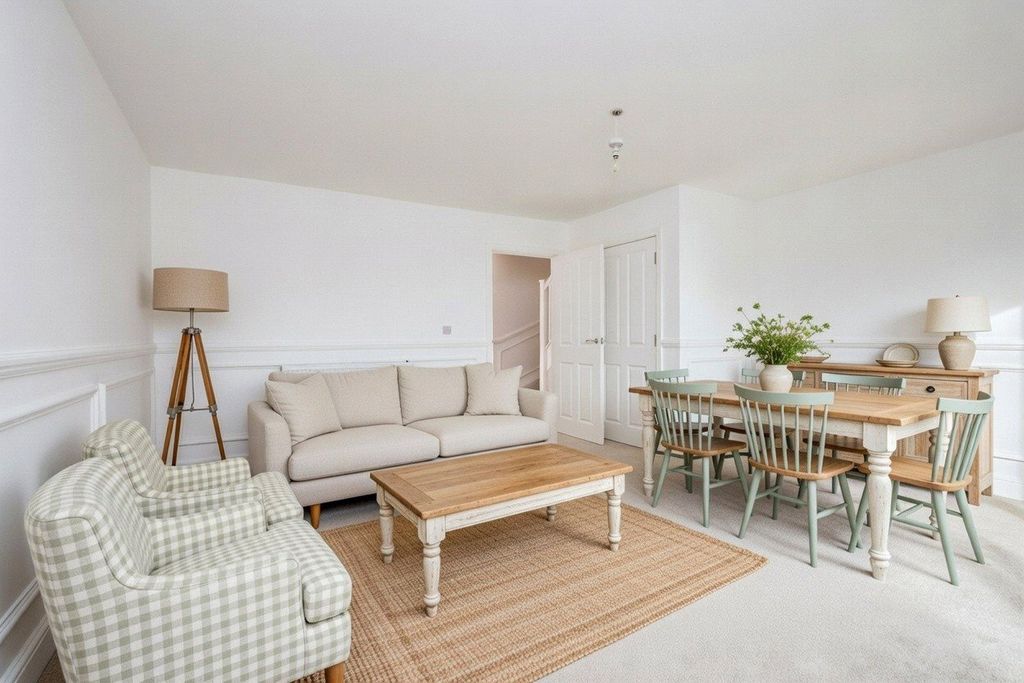 Property photo 3 of 17 Dressed Living Diner