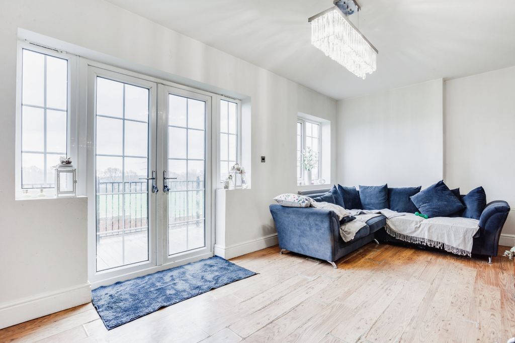 Property photo 2 of 15 Lounge