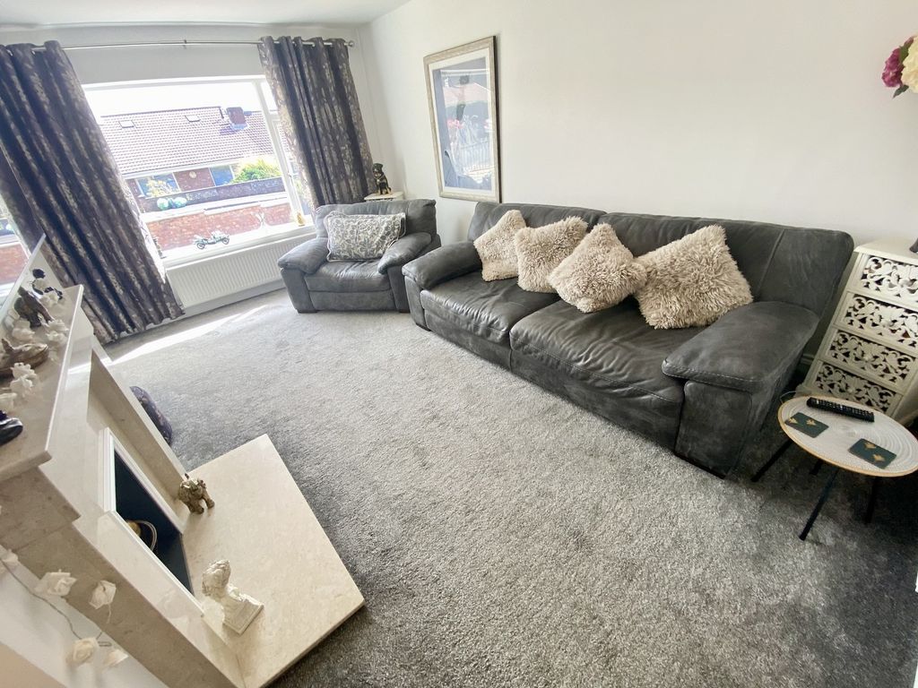Property photo 3 of 19 Lounge