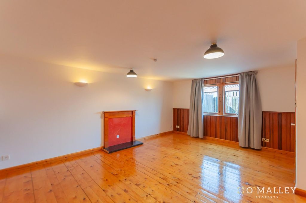 Property photo 2 of 16 Lounge (3).Jpg