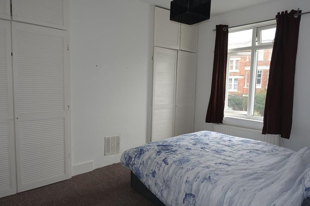 Property photo 3 of 8 Top Floor Flat - Bedroom