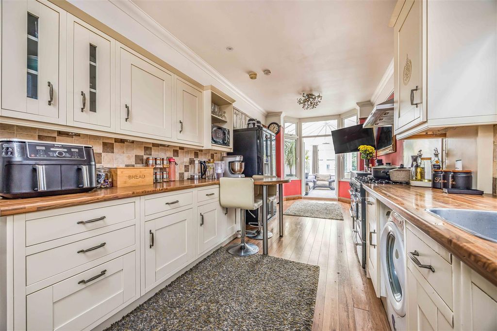 Property photo 1 of 13 17A Pitcroft Road, Hilsea-Small-Porticomarketing-N