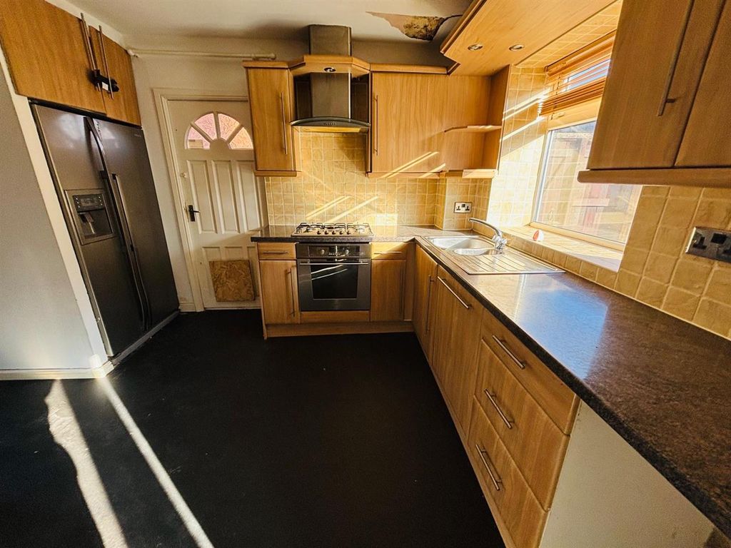 Property photo 3 of 12 Kitchen: