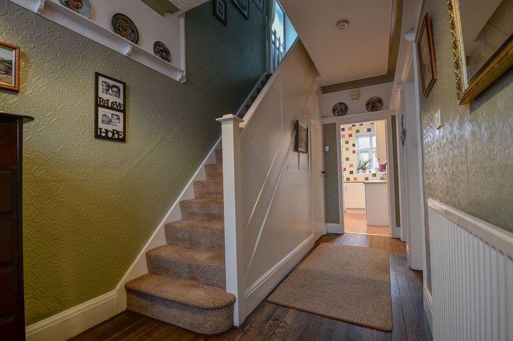 Property photo 3 of 20 Entrance Hall