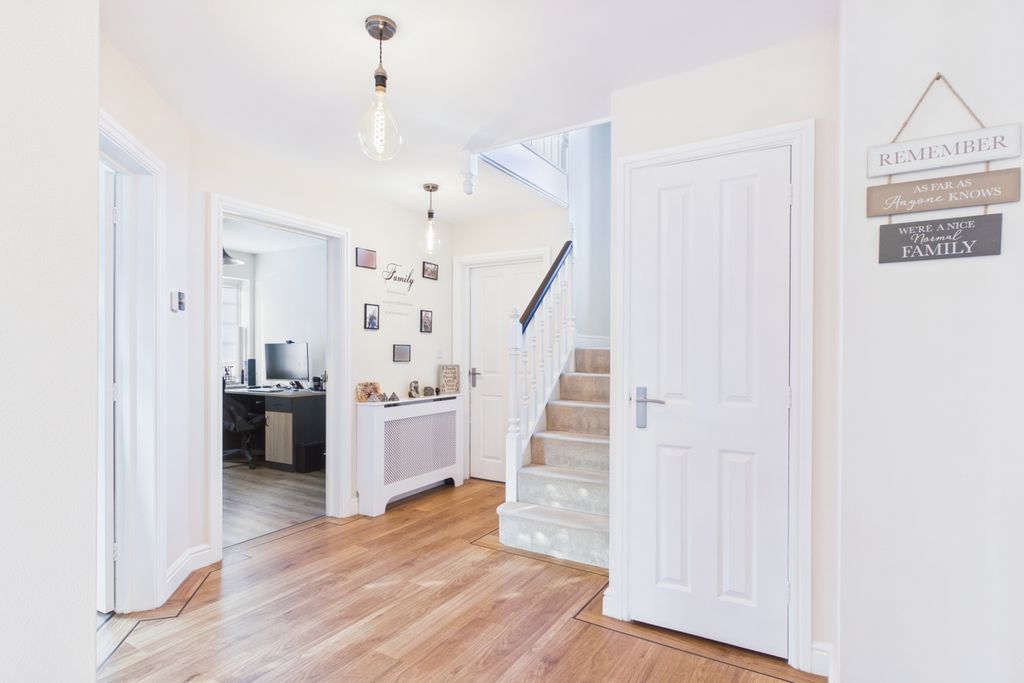 Property photo 3 of 38 Ewemove - Spalding - Nursery Way - Hallway