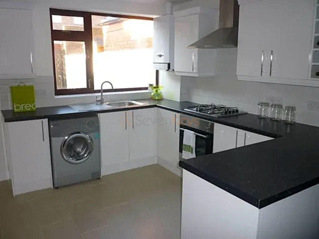 Property photo 1 of 8 39 Clarence Kitchen