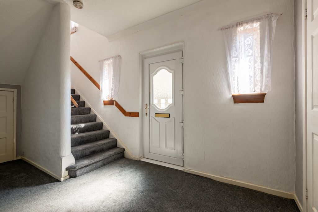 Property photo 2 of 18 Hallway
