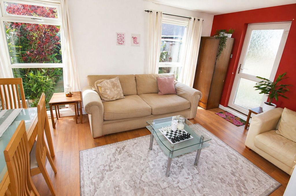 Property photo 3 of 10 Lounge