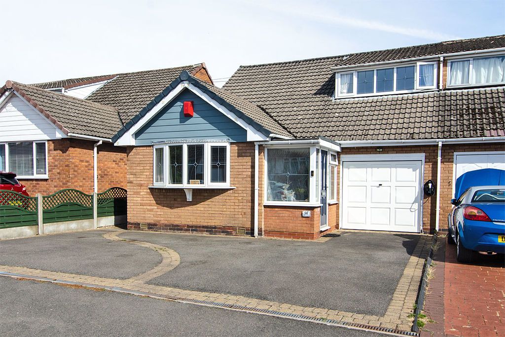 3 bed semi-detached house for saleRedfern Drive, Burntwood WS7