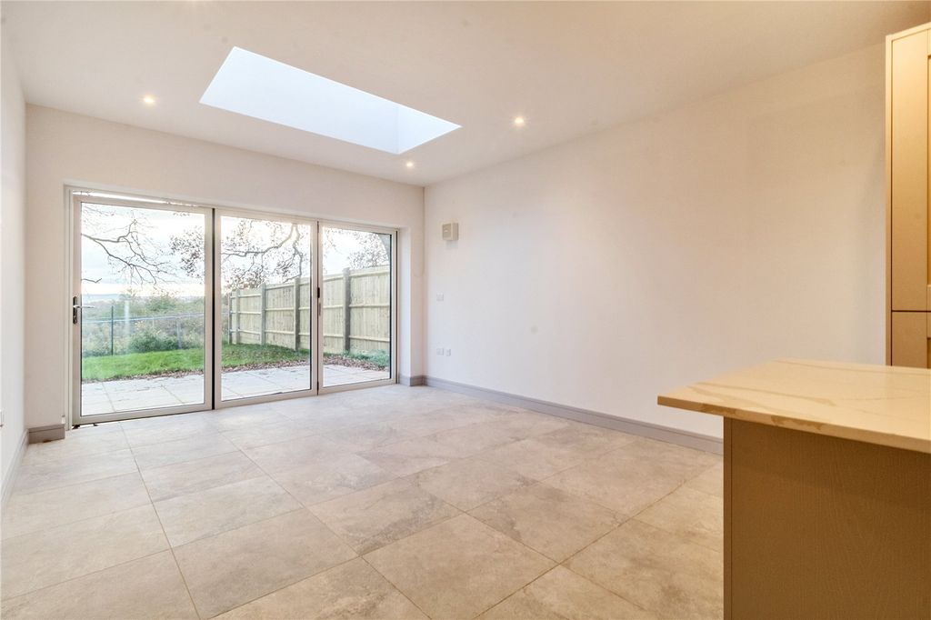 Property photo 3 of 9 Kitchen/Dining