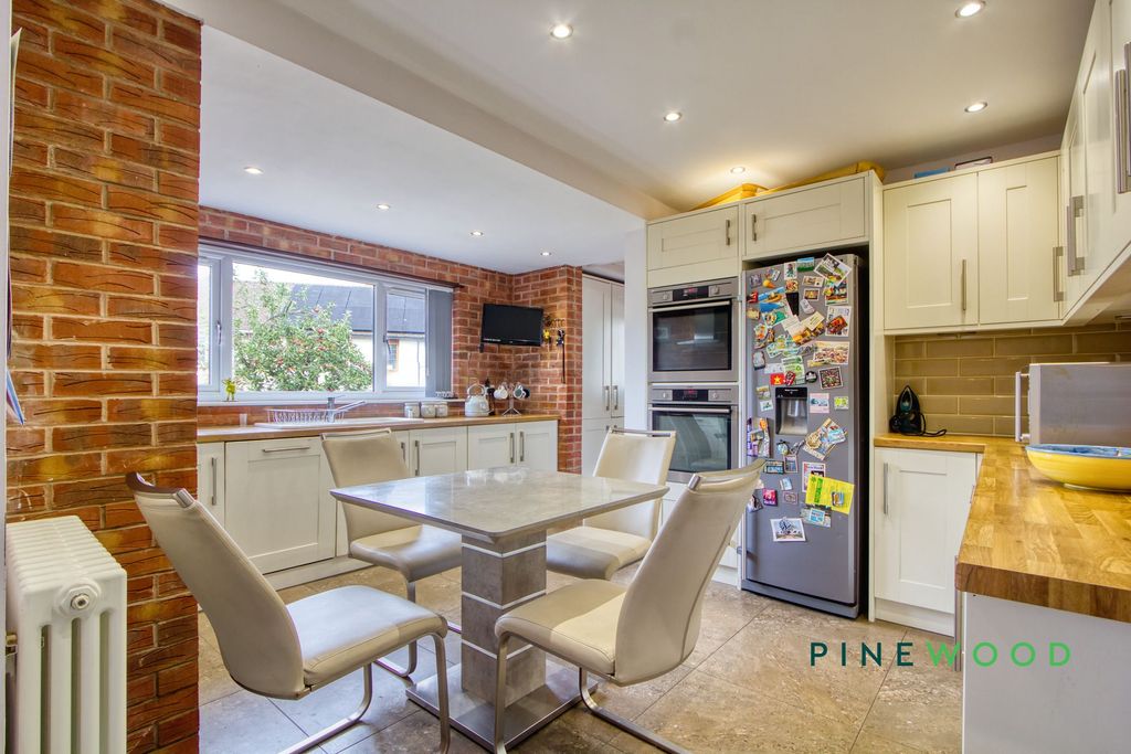 Property photo 3 of 29 Kitchen / Breakfast Room