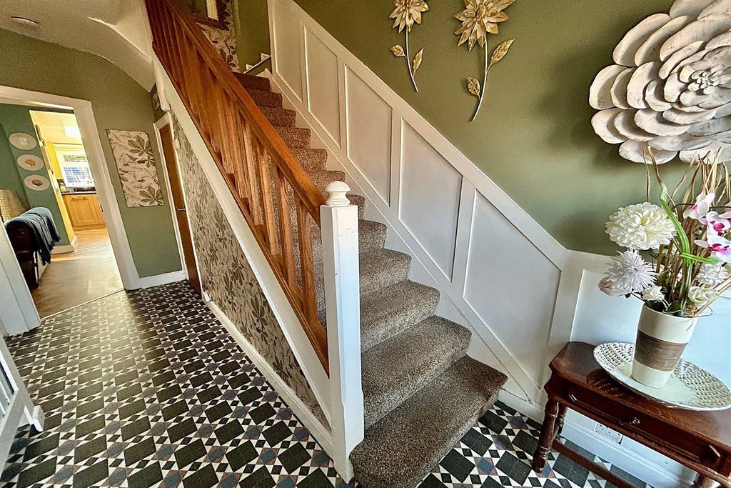 Property photo 2 of 27 Entrance Hallway