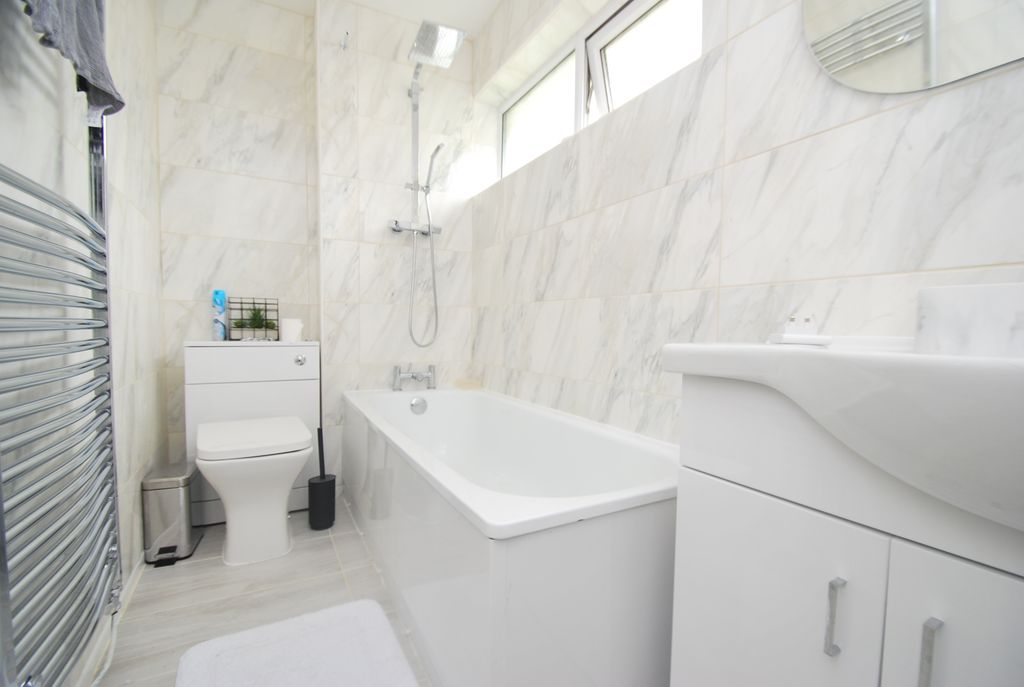 Property photo 2 of 9 Bathroom