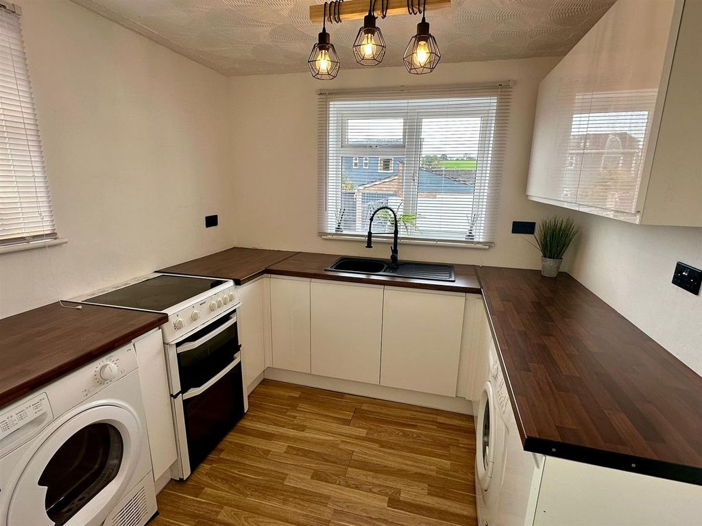 Property photo 3 of 12 Fitted Kitchen