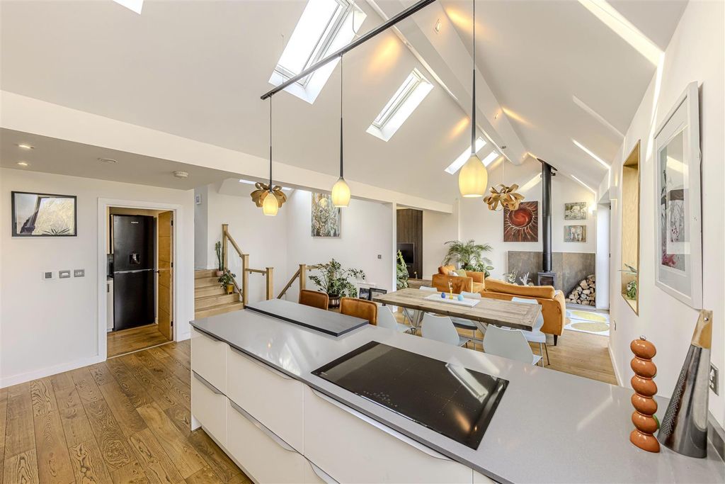 Property photo 1 of 52 Denise White Estate Agents