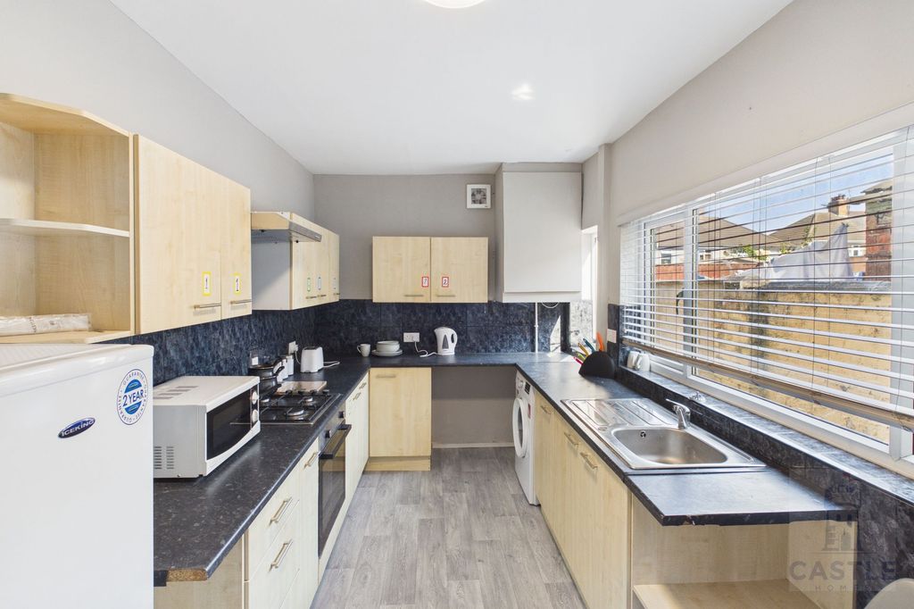 Property photo 1 of 11 Shared Kitchen