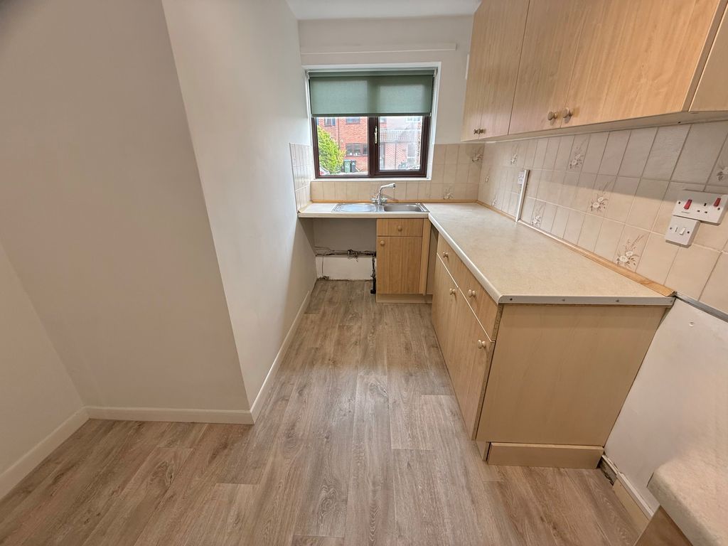 Property photo 2 of 9 6 Dinsdale Gardens Kitchen 1