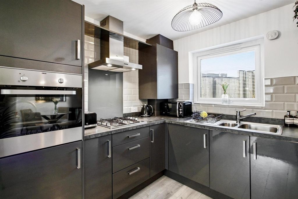 Property photo 3 of 25