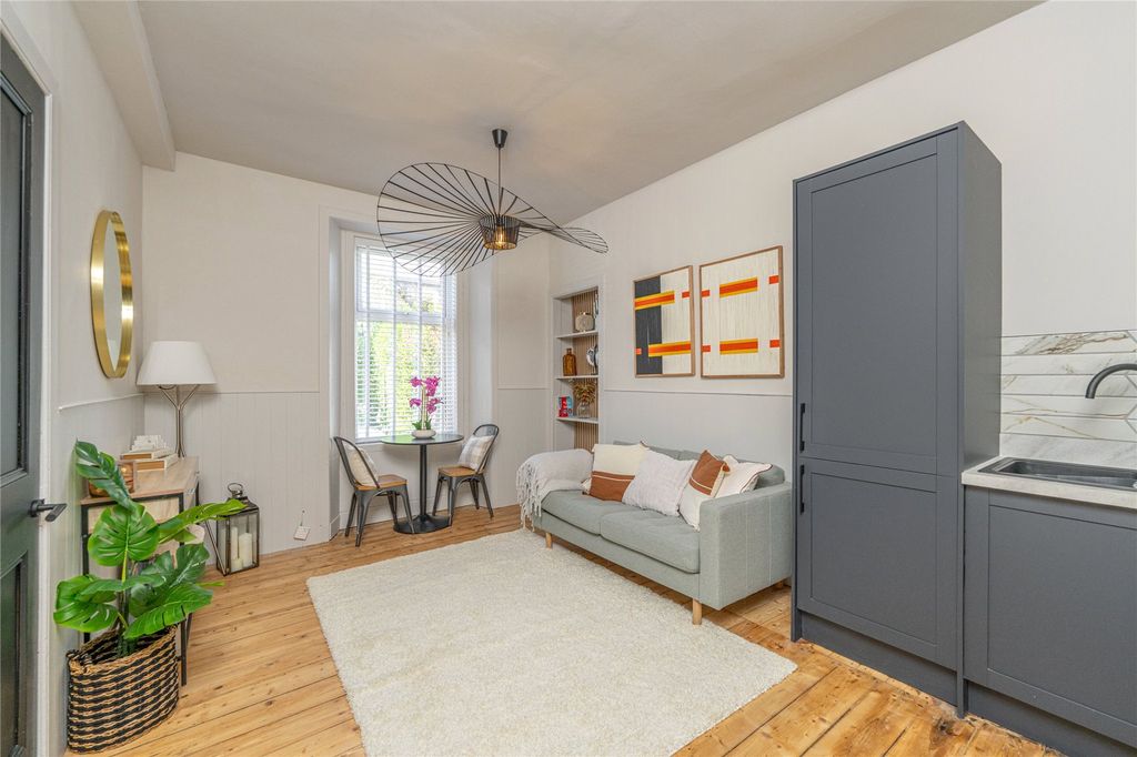 Property photo 2 of 24 Lounge/Kitchen