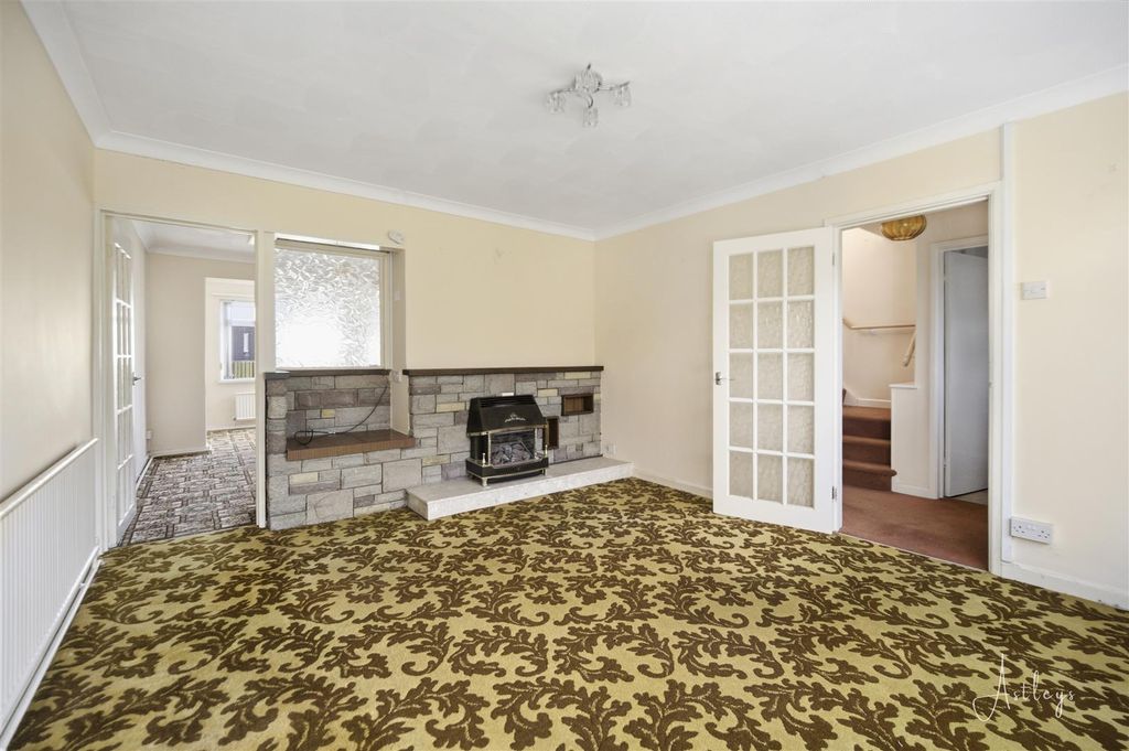 Property photo 3 of 30 Lounge