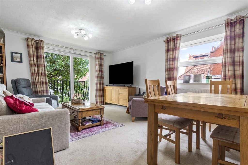 Property photo 2 of 19 11 Camargue Court-011.Jpg
