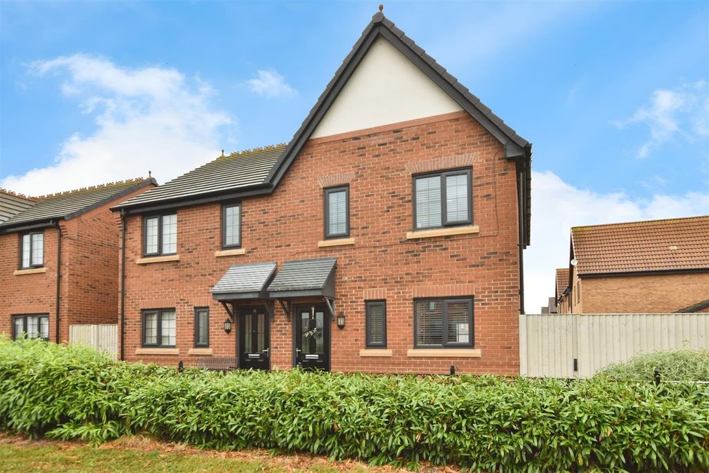 Property photo 1 of 11 Externally