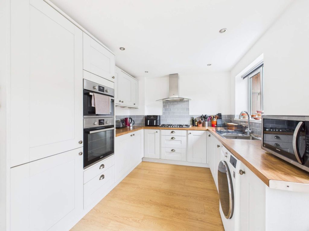 Property photo 3 of 25 Kitchen