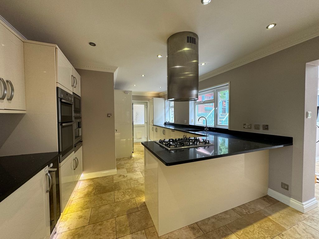 Property photo 2 of 23 Kitchen Breakfast