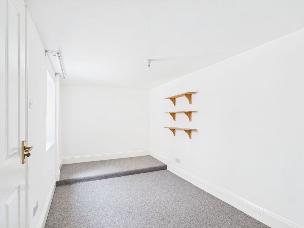 Property photo 1 of 9 Room 4