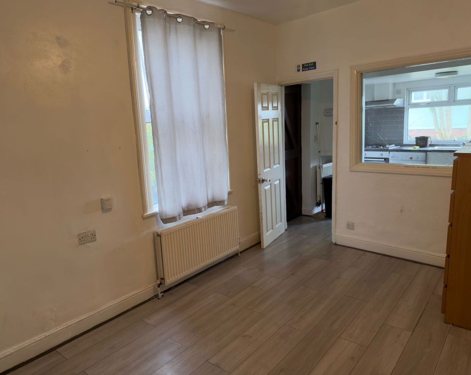 Property photo 2 of 11 Bright Ground-Floor Living Area With Wood-Effect F...