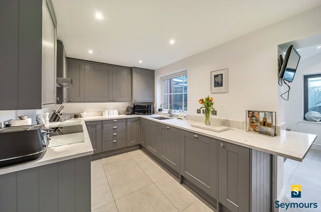 Property photo 2 of 22 Modern Kitchen