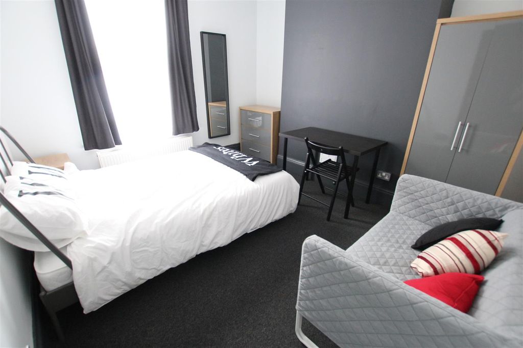 Property photo 1 of 7 Room 2