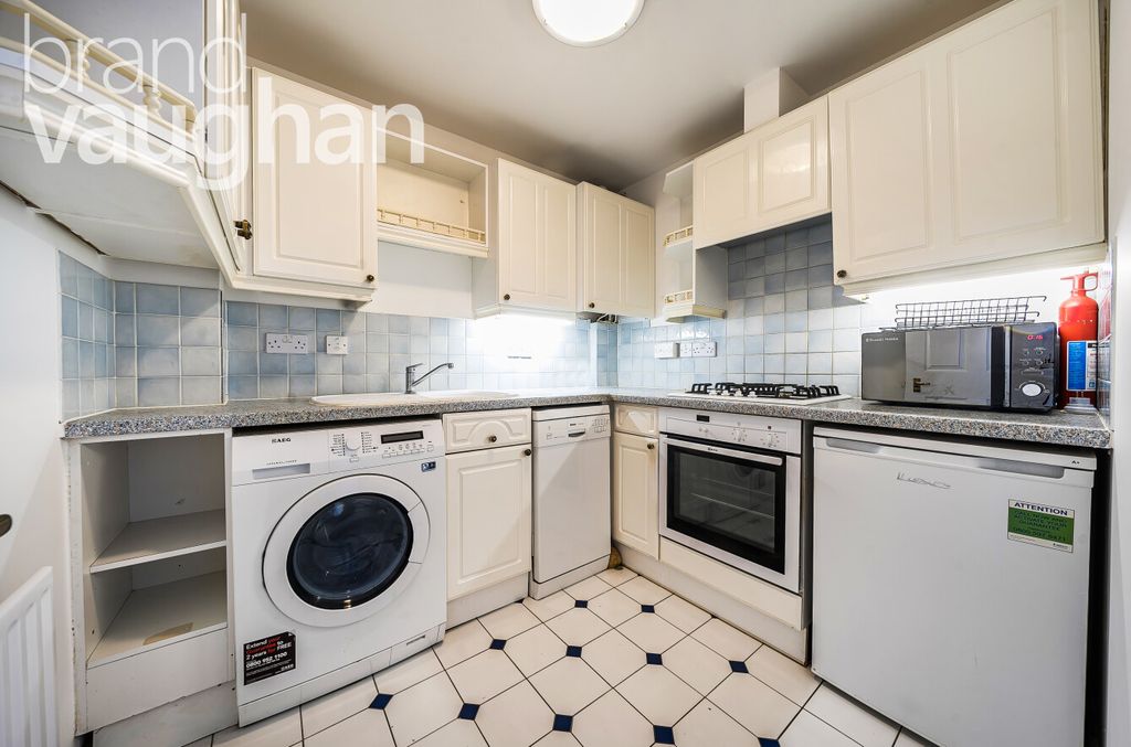 Property photo 3 of 10 Kitchen
