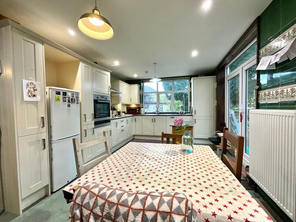 Property photo 2 of 28