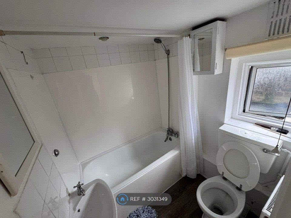 Property photo 2 of 6 Toilet / Bath