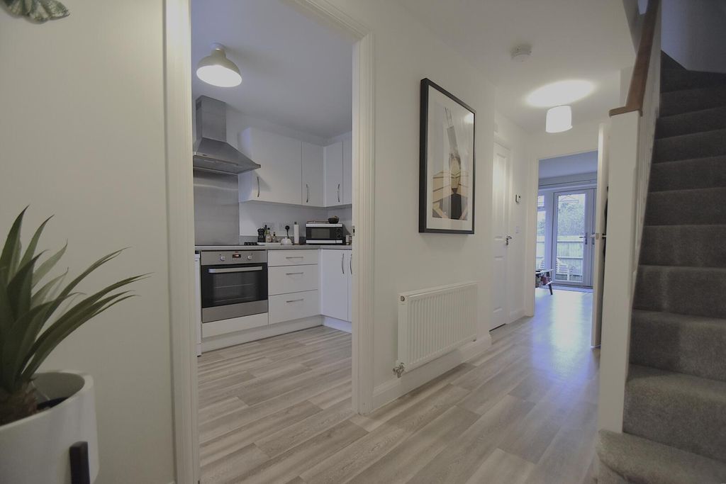 Property photo 2 of 11 Hallway