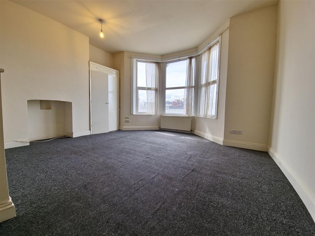 Property photo 2 of 18 Flat 2