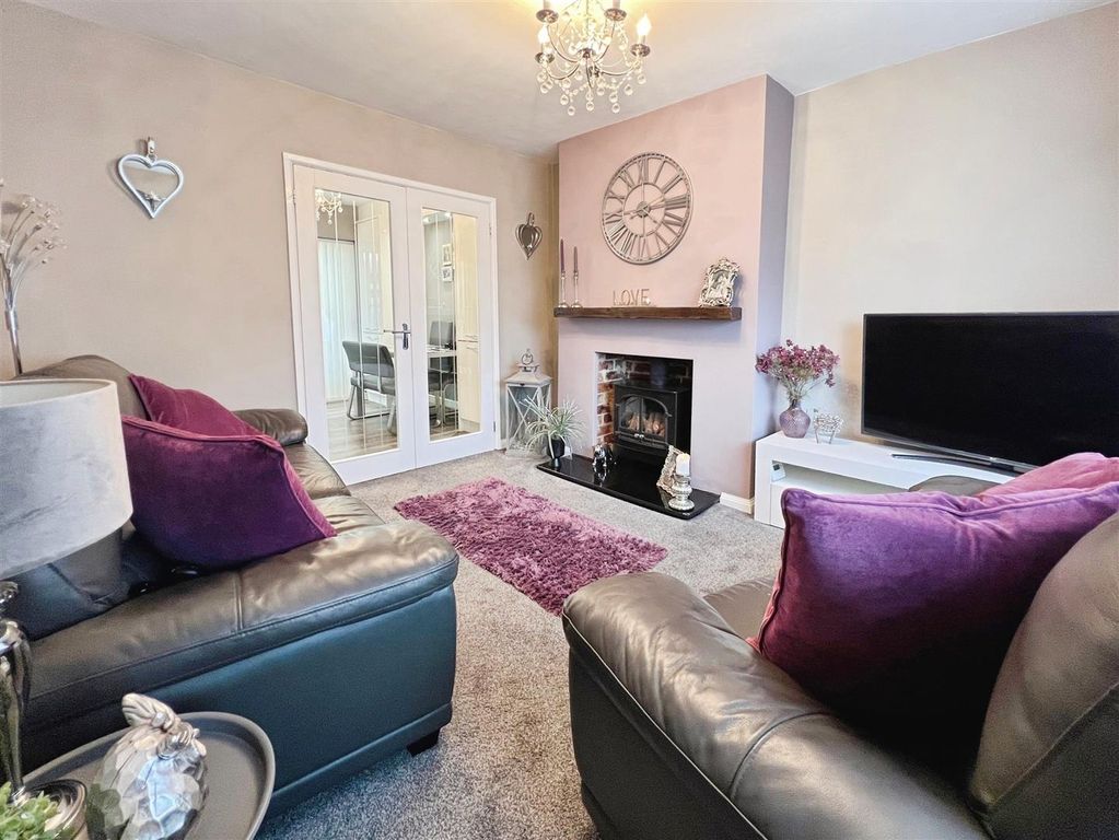 Property photo 3 of 28 Lounge