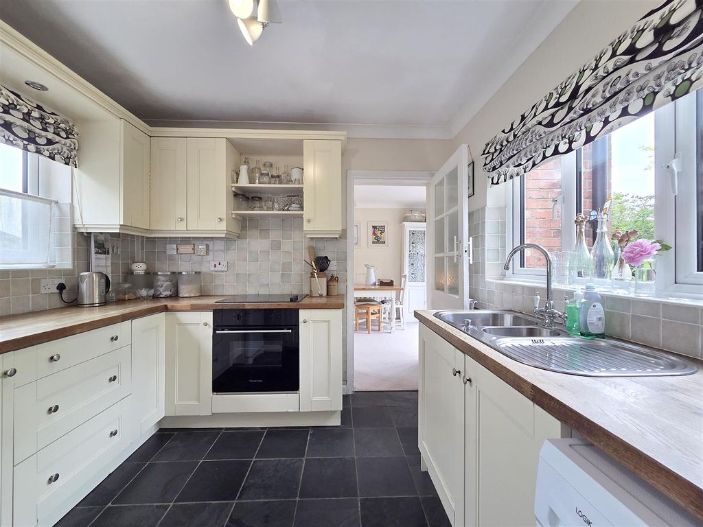 Property photo 3 of 20 Kitchen