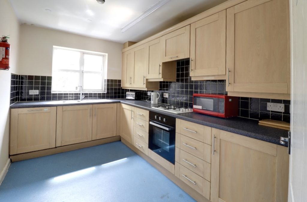 Property photo 3 of 16 Kitchen 29