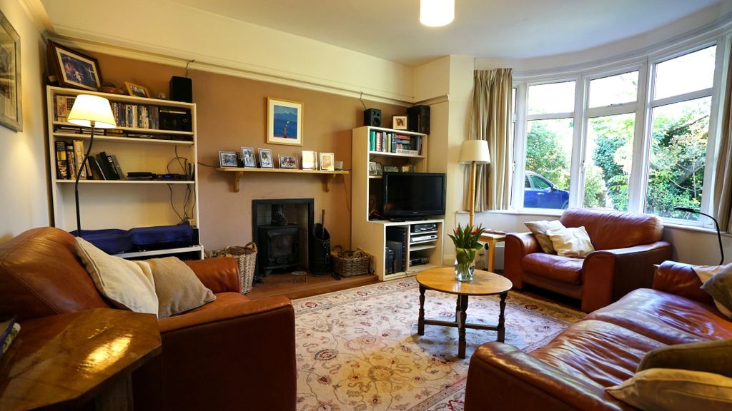 Property photo 3 of 17 Lounge1