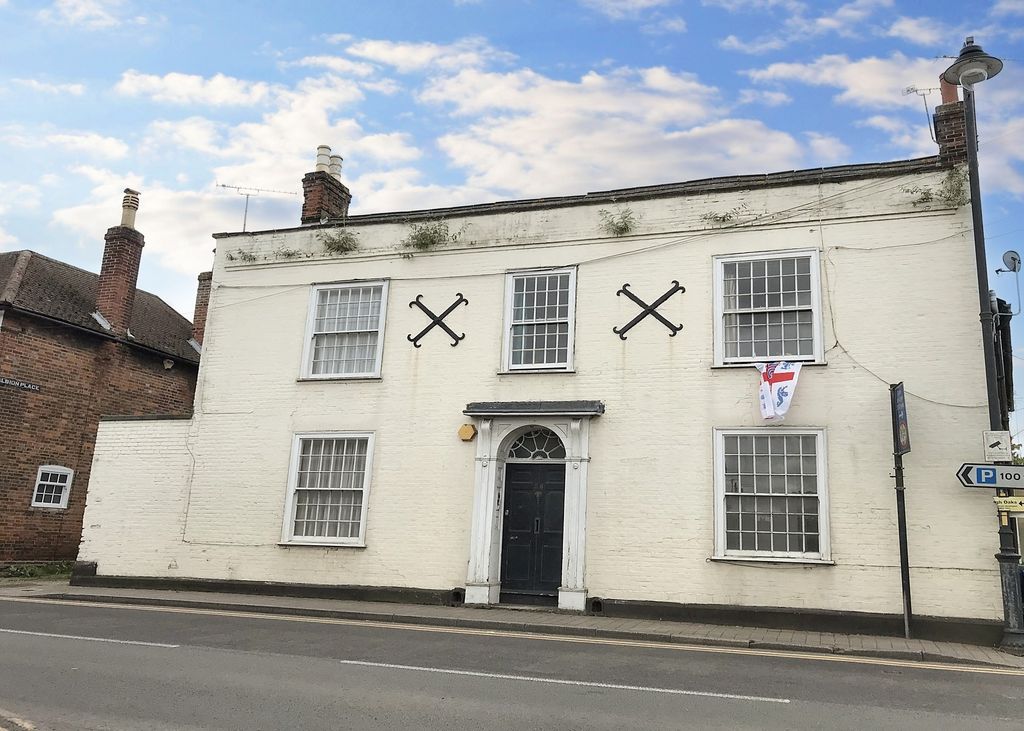 Property photo 1 of 9 56 High Street - Front